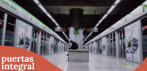 Publicidad en las puertas del andén en el metro de Sevilla